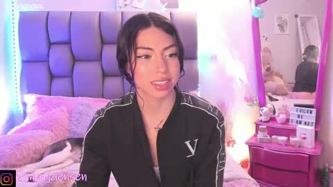 Snapshot of natalie_jaensen chatting on 12.12.24 online show from 12.12.24