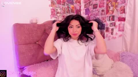 Snapshot of natalie_jaensen chatting on 03.01.25 online show from 03.01.25