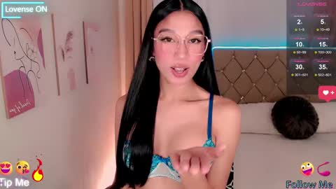 Snapshot of nathalie_hadid chatting on 03.05.25 please follow me guyss online show from 03.05.25