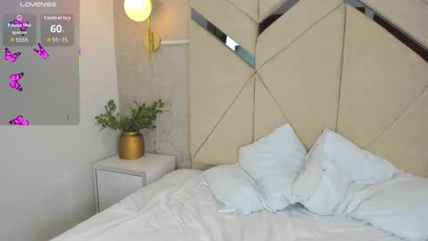 Snapshot of nathalieross1 chatting on 12.04.25 Nathalie Ross online show from 12.04.25