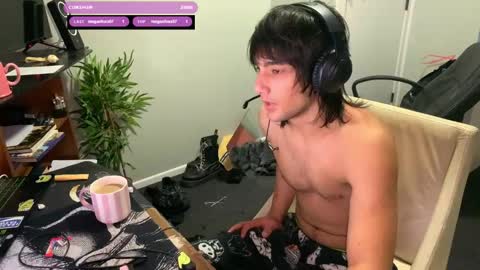 Snapshot of native_boy2 chatting on 09.29.25 native_boy2 online show from 09.29.25