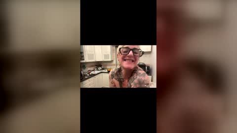 Snapshot of naturalbornsinfull chatting on 12.21.25 naturalbornsinfull online show from 12.21.25