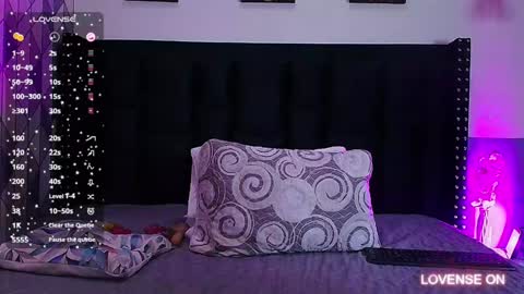 Snapshot of naturaltitss_ chatting on 12.02.24 Gwen online show from 12.02.24