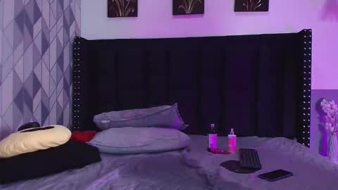 Snapshot of naturaltitss_ chatting on 01.01.25 Gwen online show from 01.01.25