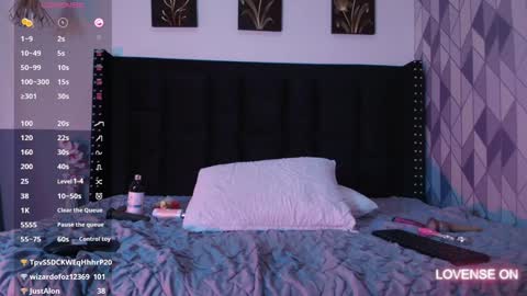 Snapshot of naturaltitss_ chatting on 01.30.25 Gwen online show from 01.30.25