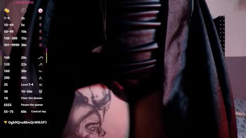 Snapshot of naturaltitss_ chatting on 02.13.25 Gwen online show from 02.13.25