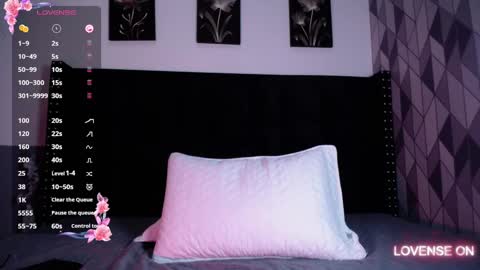 Snapshot of naturaltitss_ chatting on 03.06.25 Gwen online show from 03.06.25