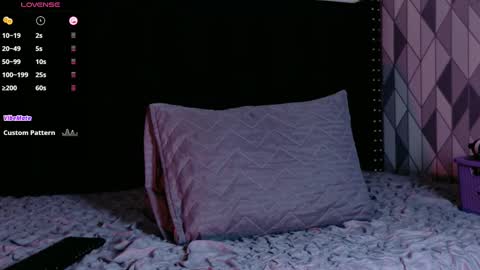 Snapshot of naturaltitss_ chatting on 09.26.25 Gwen online show from 09.26.25