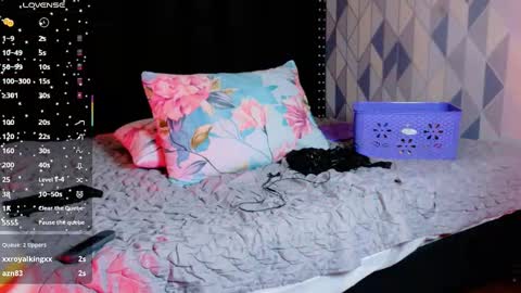 Snapshot of naturaltitss_ chatting on 10.08.25 Gwen online show from 10.08.25