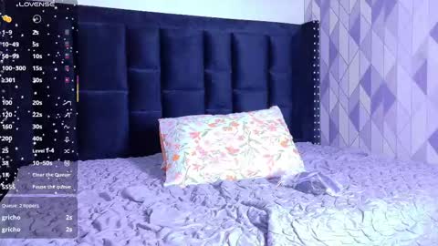 Snapshot of naturaltitss_ chatting on 10.11.25 Gwen online show from 10.11.25