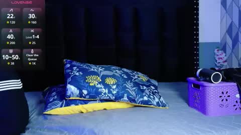 Snapshot of naturaltitss_ chatting on 12.03.25 Gwen online show from 12.03.25