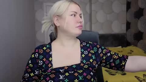 Snapshot of natusik123 chatting on 12.19.25 natusik123 online show from 12.19.25