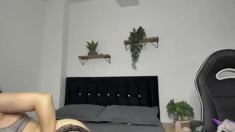 Snapshot of naughty_1girl chatting on 11.09.25 Emily online show from 11.09.25