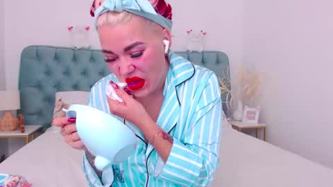 Snapshot of naughty_kittyy1 chatting on 10.08.25 Maria  online show from 10.08.25