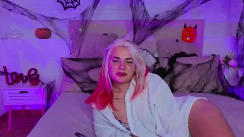 Snapshot of naughty_kittyy1 chatting on 10.27.25 Maria  online show from 10.27.25