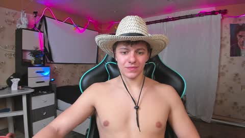 Snapshot of naughty_nik43 chatting on 12.21.24 Nik online show from 12.21.24