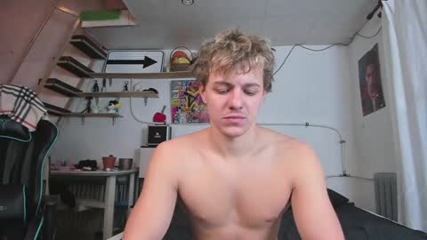 Snapshot of naughty_nik43 chatting on 01.12.25 Nik online show from 01.12.25