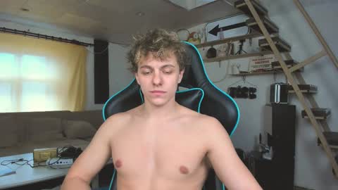 Snapshot of naughty_nik43 chatting on 02.23.25 Nik online show from 02.23.25