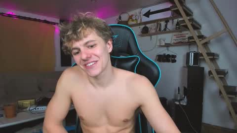 Snapshot of naughty_nik43 chatting on 02.23.25 Nik online show from 02.23.25