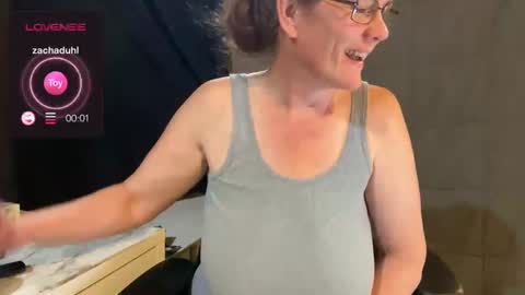 Snapshot of naughtywifenxtdoor chatting on 10.05.25 Naughty Wife Next Dor online show from 10.05.25