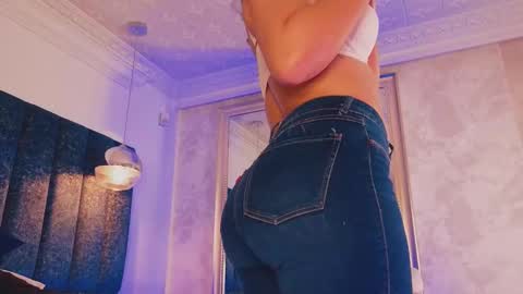 Snapshot of naylapot_ chatting on 02.12.25 Juli online show from 02.12.25