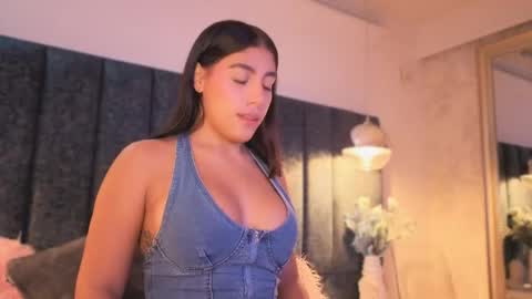 Snapshot of naylapot_ chatting on 11.22.25 Juli online show from 11.22.25