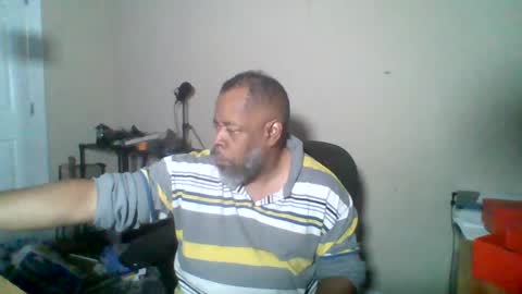 Snapshot of ncmale2021 chatting on 10.04.25 Terry online show from 10.04.25