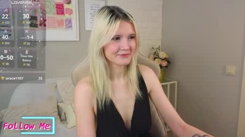 Snapshot of nellloyns chatting on 04.10.26 Nelly online show from 04.10.26