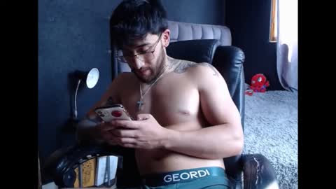 Snapshot of neuttron chatting on 11.19.25 neuttron online show from 11.19.25