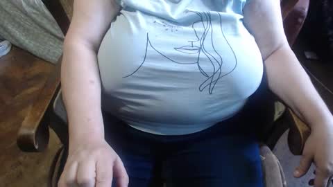 Snapshot of new_milf chatting on 09.23.25 Lilly online show from 09.23.25