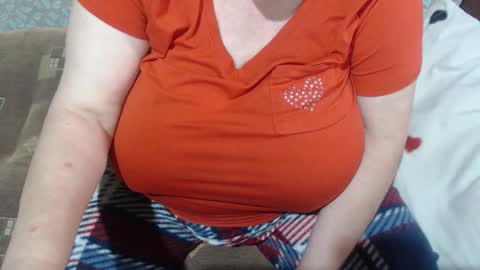 Snapshot of new_milf chatting on 09.25.25 Lilly online show from 09.25.25