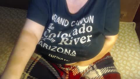Snapshot of new_milf chatting on 10.14.25 Lilly online show from 10.14.25