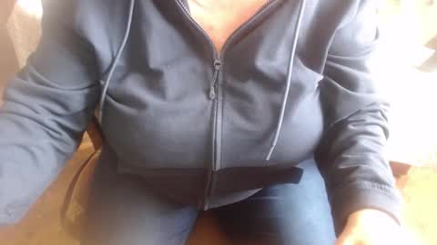 Snapshot of new_milf chatting on 10.17.25 Lilly online show from 10.17.25