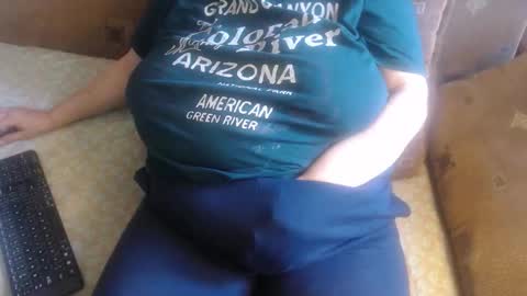 Snapshot of new_milf chatting on 10.29.25 Lilly online show from 10.29.25