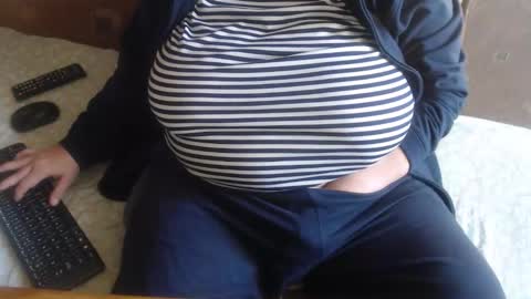 Snapshot of new_milf chatting on 10.31.25 Lilly online show from 10.31.25