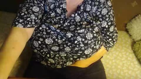 Snapshot of new_milf chatting on 10.31.25 Lilly online show from 10.31.25