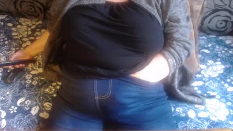 Snapshot of new_milf chatting on 11.10.25 Lilly online show from 11.10.25