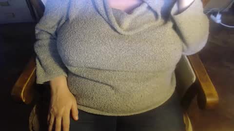 Snapshot of new_milf chatting on 11.26.25 Lilly online show from 11.26.25