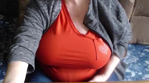 Snapshot of new_milf chatting on 12.20.25 Lilly online show from 12.20.25