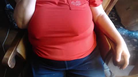 Snapshot of new_milf chatting on 12.21.25 Lilly online show from 12.21.25