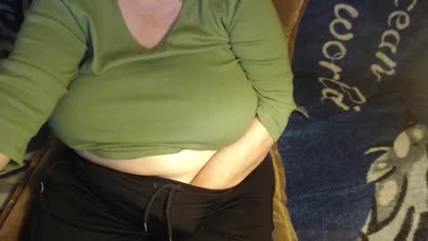 Snapshot of new_milf chatting on 02.22.26 Lilly online show from 02.22.26