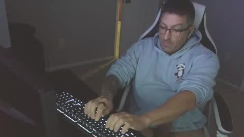 Snapshot of newevo chatting on 11.02.25 newevo online show from 11.02.25