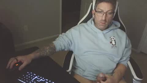 Snapshot of newevo chatting on 11.04.25 newevo online show from 11.04.25