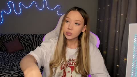 Snapshot of neyrmina chatting on 12.17.24 Mina online show from 12.17.24