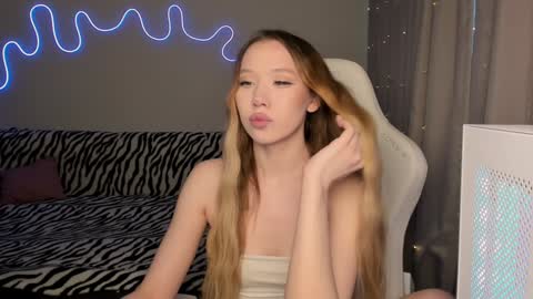 Snapshot of neyrmina chatting on 01.09.25 Mina online show from 01.09.25