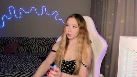 Snapshot of neyrmina chatting on 01.16.25 Mina online show from 01.16.25