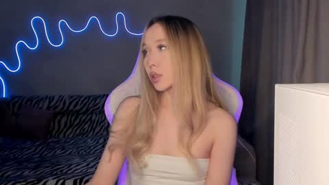 Snapshot of neyrmina chatting on 02.10.25 Mina online show from 02.10.25