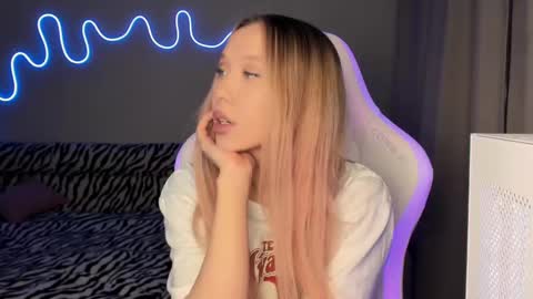 Snapshot of neyrmina chatting on 03.02.25 Mina online show from 03.02.25