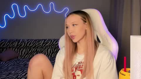 Snapshot of neyrmina chatting on 03.02.25 Mina online show from 03.02.25