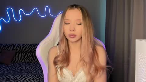 Snapshot of neyrmina chatting on 03.05.25 Mina online show from 03.05.25